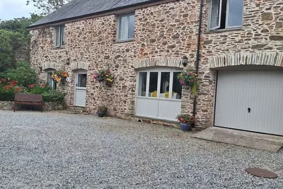 Image de Cottage en pierre moderne en milieu rural, avec 1, 5 hectares de jardins communaux