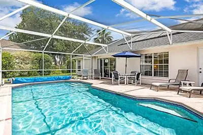 Image de Confidentialité Hedge, Piscine privée, Wi-fi, salle de jeux