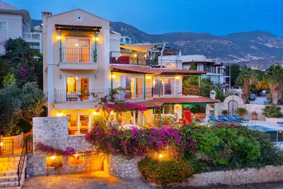 Image de Belle Villa de luxe privée, piscine chauffée, de grandes terrasses et vue sur la mer étonnants