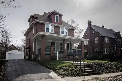 Image de ★ Professionnellement remodelés maison siècle minutes de la clinique et Downtown!