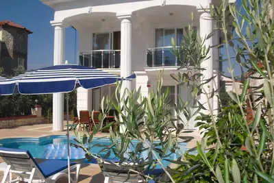 Image de Villa spacieuse et luxueuse avec piscine privée dans un endroit calme