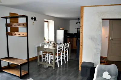 Image de charme des vieilles pierres, chaleur du bois dans un confort contemporain