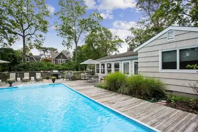 Image de East Quogue Serene Lane avec piscine décorée pour répondre à votre style de vie Hamptons