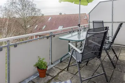 Image de Large, plus large, plus loin montre: L'appartement à l'étage avec leur ca.