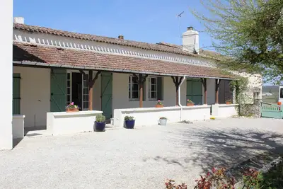 Image de Grande ferme familiale et animaux de compagnie avec un terrain et une piscine