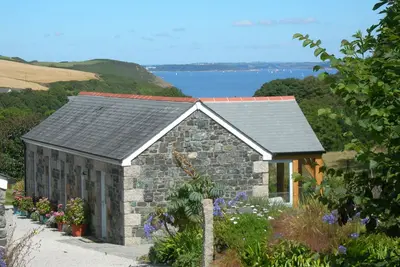 Image de Pond Cottage - chalet de luxe avec vue sur la mer sur une vallée boisée
