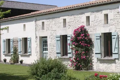 Image de Vue sur la campagne, piscine creusée chauffée, grand jardin familial pour animaux de compagnie.