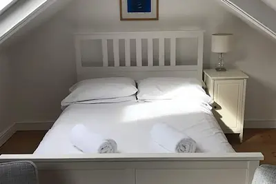 Image de Badgers Loft appartement avec vue imprenable sur la mer et à côté de la plage. 2 personnes