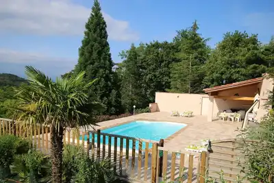 Image de Villa 4 chambres 2 s/de bains un charmant hameau familial avec jardins privés.