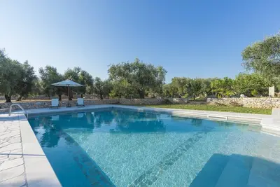 Villa de luxe avec piscine jardin extérieur espace dans la campagne du Salento
