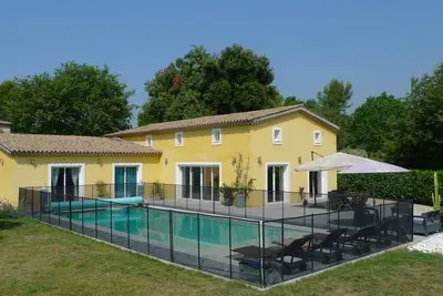 Image de Belle villa moderne spacieuse aux prestations haut de gamme, au calme