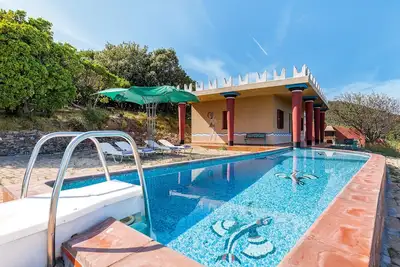 villa de caractère dans le cadre de campagne avec piscine privée et vue sur la mer