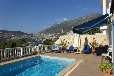 Image de Villa climatisée de 4 chambres à salle d’eau attenante et piscine privée à juste 3 minutes de la mer