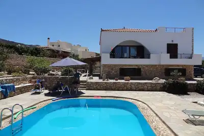 Image de Villa dans un endroit unique avec piscine, beaux jardins, montagne et vue sur la mer.