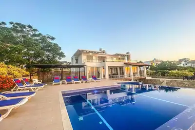 Image de Villa moderne spacieuse avec grande piscine à débordement, superbes vues sur la mer tout en étant couché dans son lit