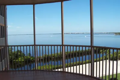 Image de Condo Waterfront à couper le souffle surplombant la rivière Caloosahatchee et terrain de golf