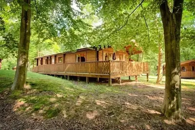 Image de Une cabane en rondins de luxe dans Kenwick Woods, Louth.