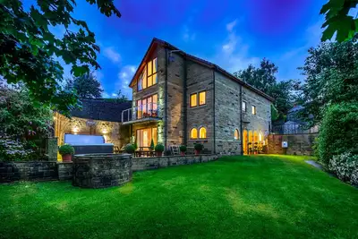 Image de Poule de luxe Party House & Retreat Family Sleeps 20 avec bain Ă remous