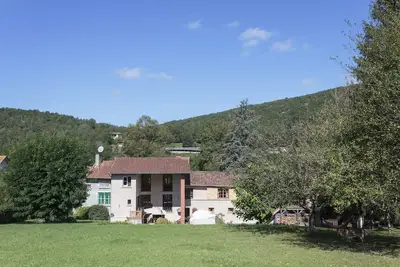 Image de Grande ferme du 18ème siècle avec piscine et grand jardin