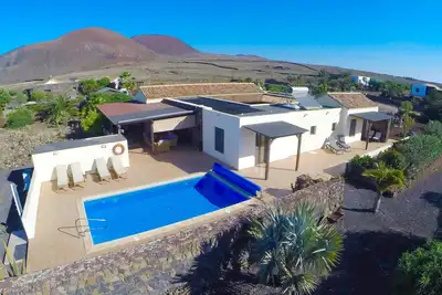 Image de Villa Lajares de luxe, isolée et spacieuse, piscine chauffée privée et magnifique jardin