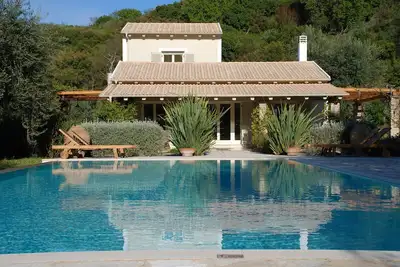 Image de Villa avec piscine privée située dans un grand jardin à Avlaki près de Kassiopi. Eot \/ Mhte