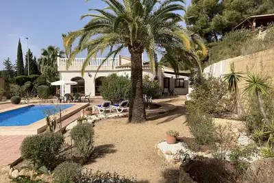 Image de maison d'été spacieux avec 3 chambres à coucher; 6 lits, piscine privée, wifi, vue mer et montagne