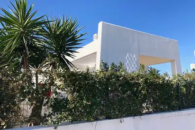 Maison de vacances méditerranéenne neuve et moderne au bord de la mer avec terrasse sur le toit u. vue sur la mer