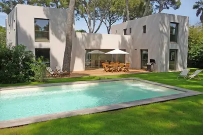 Image de Villa Luxueuse De Charme 200m2 dans nature préservée 3000m2 près de la Garoupe