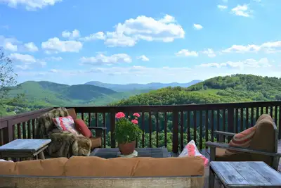 Image de Vue majestueuse, vaste sur la montagne, isolée et à seulement 15 minutes du lac!