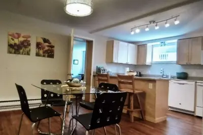 Moderne, propre et spacieux, 2 chambres, parfaitement situé, avec parking sur place