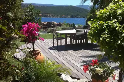 Image de Pied dans l'eau, une jolie maison bleue. .