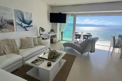 Image de Superbe condo en front de mer avec une vue imprenable, luxe pur.
