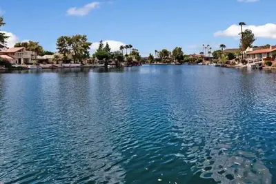 Image de Villa au bord de l'eau avec des équipements de bateau et de villégiature au bord des lacs à Tempe