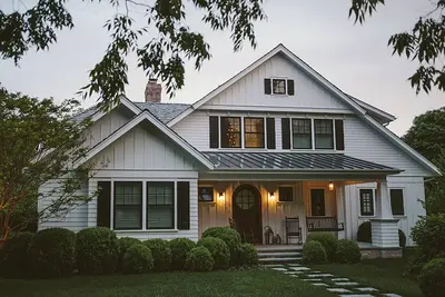 Image de Personnalisé 5br / 5. 5ba Home, situé au centre d'East Hampton Village, Tesla charge