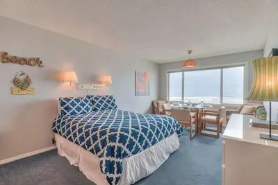 Image de Bright Fun Condo sur le thème Fun Beach de Surf du Soleil, est assis sur la plage!
