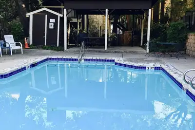 Image de Condo moderne situé au centre avec piscine 6 couchages +