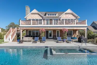 Image de Montauk Beach and Water View Maison de vacances avec piscine et bain à remous