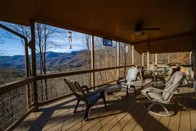 Image de la maison de l'artiste avec une belle vue sur la montagne et un emplacement idéal.