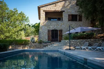 Image de Bastide en pierre - isolée - authenticité provençale - piscine - vue imprenable