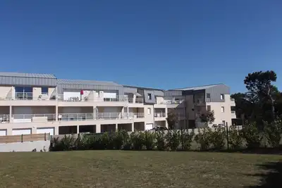Image de Jullouville résid avec ascenseur dans environnement calme proche plage