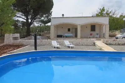 De caractère et confortable trullo en pierre dans la campagne d'Ostuni