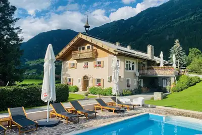 Image de Landhouse avec piscine dans un magnifique environnement.