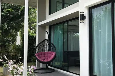 Image de Villa moderne de luxe nouvellement construite près de la longue plage de mile à Rayong \/ Mae Rumphung Beach