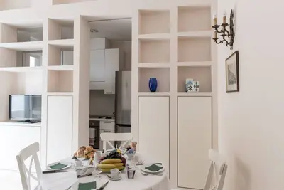 Image de Appartement de luxe à San Carlo au coeur de Naples avec vue sur la mer