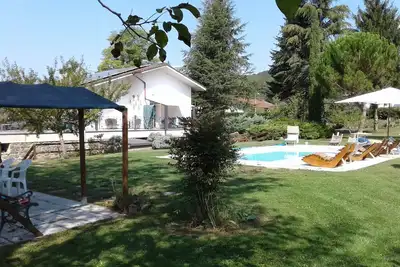 Image de villa avec piscine près de 5 Terre, chambres indépendantes, grand parc