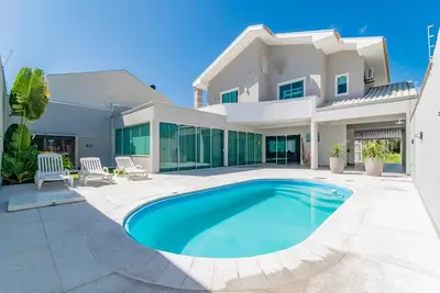 Image de Sobrado Mariscal avec 3 suites avec air conditionné, piscine, barbecue et wifi