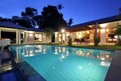 Image de Superbe villa avec piscine privative dans un jardin tropical