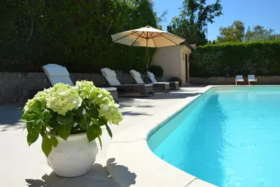 Charmante villa avec piscine à Mondello, luxe, confort, détente, plage et tennis!
