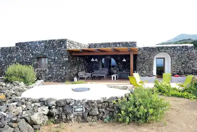 Image de Le Dammuso Rosa et Henry. La construction typique de l'île de Pantelleria.