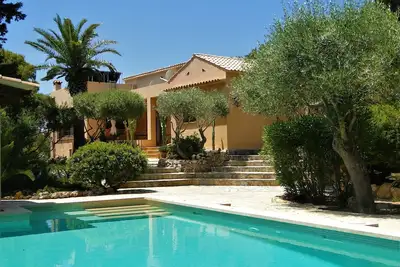 Image de Maison confortable et luxueux avec piscine et jardin rêvé à quelques mètres de la plage